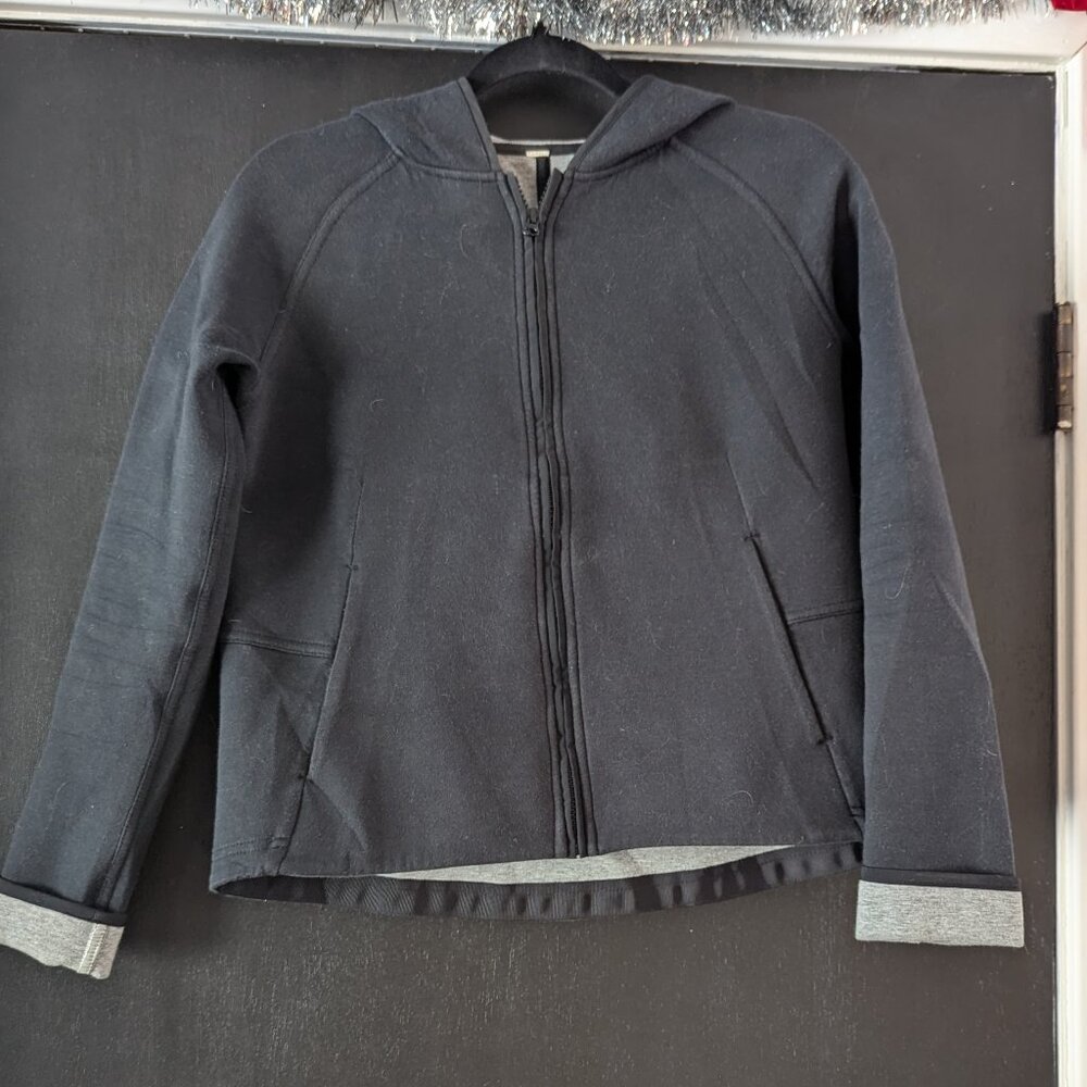 Lululemon gray hooded, sturdy sweatshirt w/ pocket for phone
